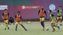 Pemain Bhayangkara FC, Rahmat Hidayat, menggiring bola saat latihan jelang laga Piala Indonesia 2019 di Stadion PTIK, Jakarta, Kamis (31/1). Bhayangkara FC akan berhadapan dengan PSBL Langsa. (Bola.com/M Iqbal Ichsan)