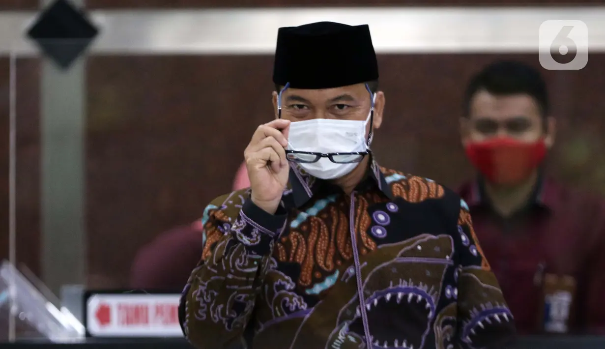 Ketua Komisi VIII DPR RI, Yandri Susanto usai menjalani pemeriksaan di Gedung KPK, Jakarta, Selasa (30/3/2021). Yandri Susanto diperiksa sebagai saksi untuk tersangka Matheus Joko Santoso terkait dugaan suap pengadaan bansos untuk wilayah Jabodetabek Tahun 2020. (Liputan6.com/Helmi Fithriansyah)
