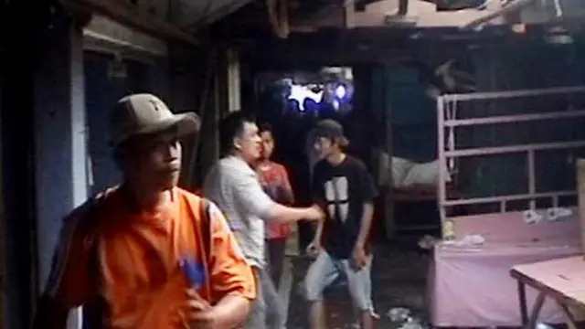 Petugas dan Pedagang di Stasiun Kalideres Bentrok