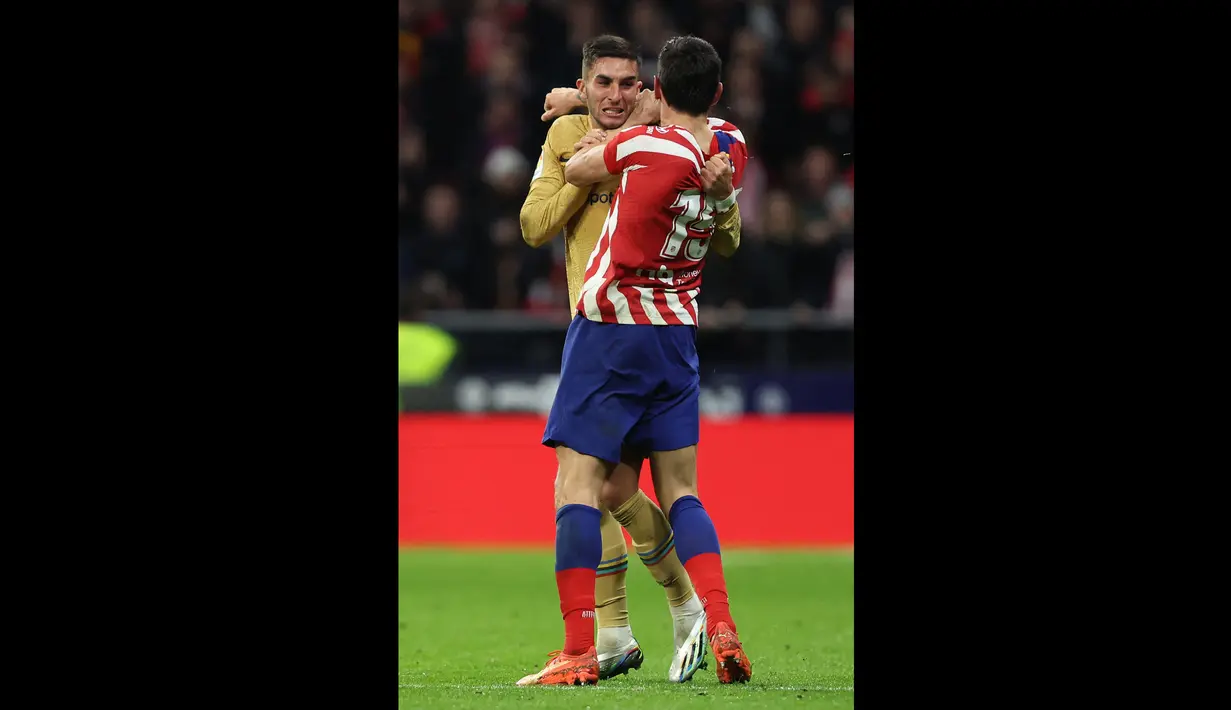 Kejadian tersebut membuat wasit harus mengganjar Torres dan Savic dengan kartu merah. Keduanya pun diusir dari lapangan pertandingan. (AFP/Thomas Coex)