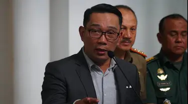 Gubernur Jawa BArat, Ridwan Kamil membagikan momen ketika ia memerintahkan Wali Kota Bogor Bima Arya dan Plt Bupati Bandung Barat Hengky Kurniawan untuk memakan ulat sagu.