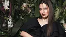 Meski mengenakan outfit serba hitam, penampilan Nia Ramadhani juga berhasil curi perhatian netizen. Di pemotretan kali ini, wanita kelahiran 16 April 1990 tersebut tampak mengenakan dress warna hitam dengan model rumbai di bagian pundak. (Liputan6.com/IG/@ramadhaniabakrie)