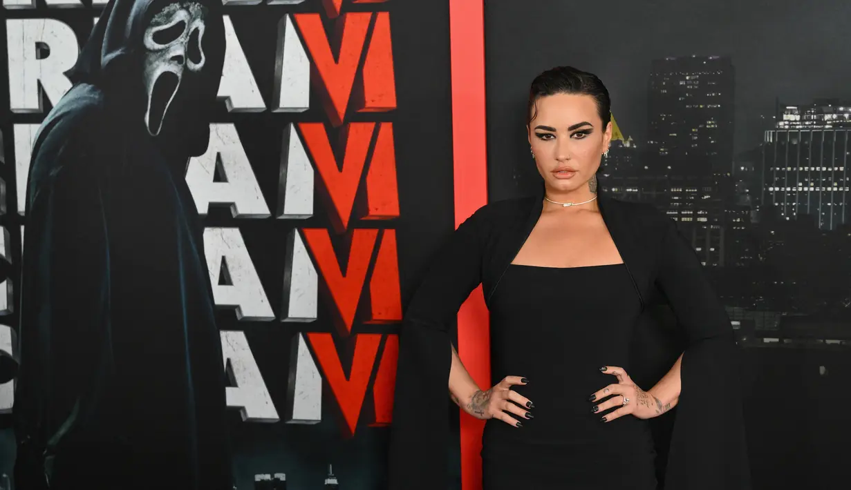 Penyanyi AS, Demi Lovato tiba untuk pemutaran perdana dunia "Scream VI" di AMC Lincoln Square di New York City , Senin (6/3/2023). Penyanyi 30 tahun itu berjalan di karpet merah berbalut gaun edgy dengan lengan sepanjang lantai yang melebar di ujungnya. (ANGELA WEISS / AFP)