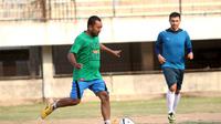 Mantan pemain PSIS Semarang dan Persiku Kudus beraksi pada trofeo bertajuk I Am Legend di Stadion Citarum, Semarang, Minggu (29/11/2015).