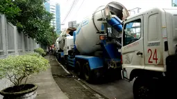 Delapan truk pengaduk semen milik TB Chaeri Wardhana alias Wawan yang disita KPK  kini terparkir di salah satu sisi gedung KPK Jakarta (Liputan6.com/Helmi Fithriansyah)