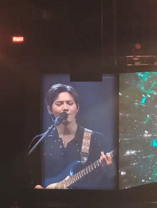 Penampilan Suho di konser solonya di Tennis Indoor, Senayan, Jakarta, Sabtu (10/8). [Foto: Lanny Kusuma/Fimela]