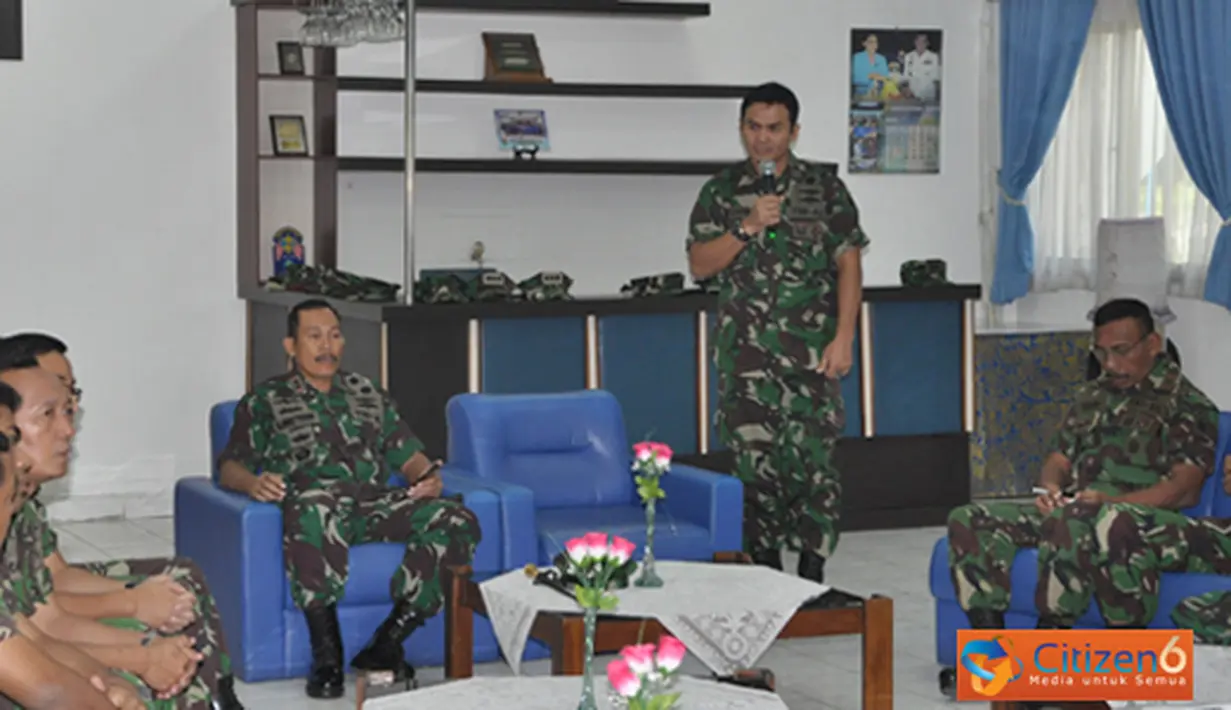 Citizen6, Surabaya: Dalam sidaknya, Dankobangdikal didampingi Wakil Komandan Kobangdikal Brigjen TNI Marinir P. Verry Kunto, dan Para Direrktur Kobangdikal, diterima oleh Danpuslatlekdalsen Kolonel Laut (P) Aria Cakra Wibawa. (Pengirim: Penkobangdikal).