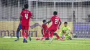 Kiper Timnas Indonesia, Ikram Al Giffari (kanan) mementahkan tendangan pemain Maladewa, Shanaan Rashaad pada laga Grup F Kualifikasi Piala Asia U-20 2024 di Stadion Madya, Senayan, Jakarta, Rabu (25/09/2024). (Bola.com/Bagaskara Lazuardi)