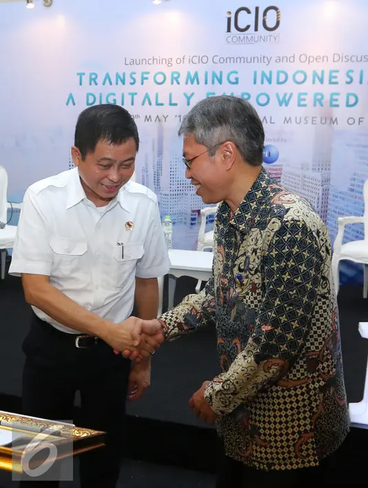 Menhub Ignasius Jonan (kiri) bersama Chairman iCIO Community Agus Wicaksono saat peresmian iCIO Community, Jakarta, (20/5). CIO dan staf TI ini akan berbagi pengetahuan dan pengalaman terkait pemanfaatan teknologi informasi. (Liputan6.com/Angga Yuniar)