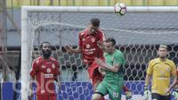 Pemain Semen Padang, Cassio De Jesus, duel udara dengan pemain Bhayangkara, Paulo Sergio Pada laga lanjutan Liga 1 Indonesia di Stadion Patriot, Bekasi, Sabtu (20/05/2017). Bhayangkara FC menang 1-0. (Bola.com/M Iqbal Ichsan)