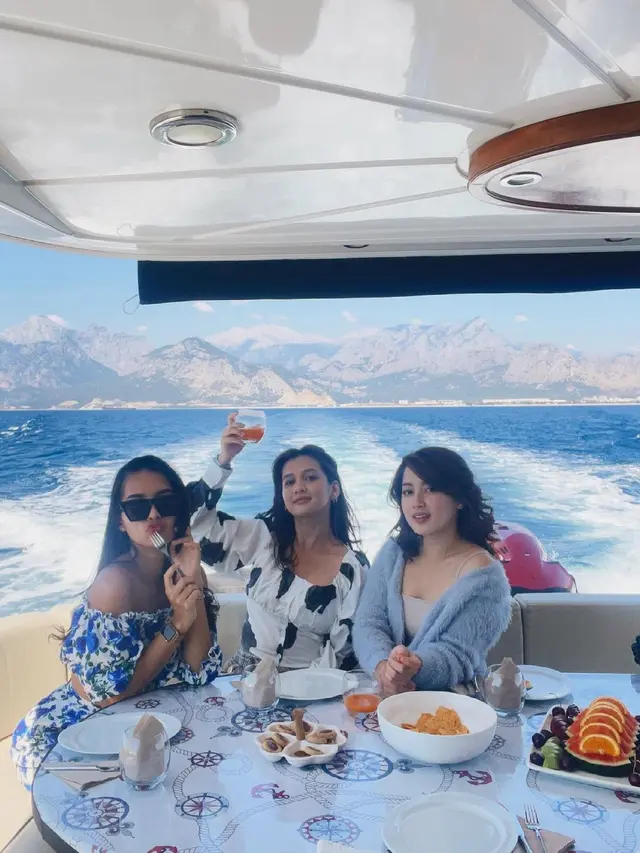 7 Momen Liburan Dea Annisa Ke Turki, Seru Bareng Sahabat