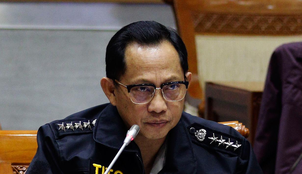 Kapolri Jenderal Pol Tito Karnavian mengikuti raker dengan Komisi III DPR di Gedung Nusantara II, Jakarta, Selasa (5/6). Rapat membahas Rencana Kerja Pemerintah Kementerian/Lembaga (RKP K/L) Tahun 2018 dan sejumlah isu aktual. (Liputan6.com/Johan Tallo)