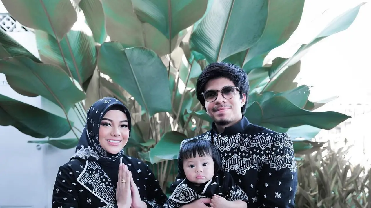 Potret lebaran keluarga Aurel Hermansyah dan Atta Halilintar. (Foto: Instagram/attahalilintar)