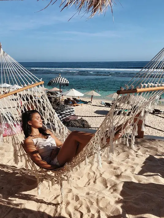 Tak hanya menikmati pemandangan di pegunungan saja. Akan tetapi Angela juga cukup sering menunggah foto saat tengah menikmati pemandangan pesisir pantai bahkan bawah laut. (Liputan6.com/IG/@angelagilsha)