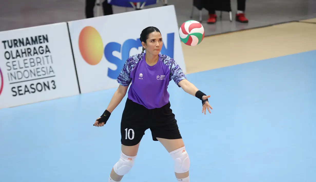 Aksi Dinda Kanyadewi yang ingin melakukan servis pada pertandingan cabor bola voli Turnamen Olahraga Selebriti Indonesia (TOSI) yang berlangsung di Kelapa Dua Sport Center, Tangerang, Minggu (13/10/2024).