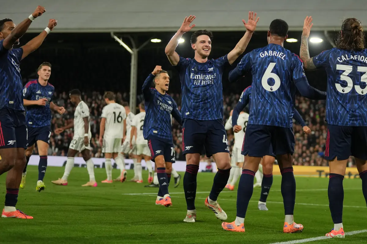 Skuad Arsenal merayakan gol Leandro Trossard ke gawang Fulham di pekan ke delapan Premier League 2025/2026 di Craven Cottage, Sabtu (18/10/2025). (AP Photo/Kin Cheung)