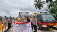 Personel Polres Kampar bersama masyarakat dalam sosialisasi Pemilu damai. (Liputan6.com/M Syukur)