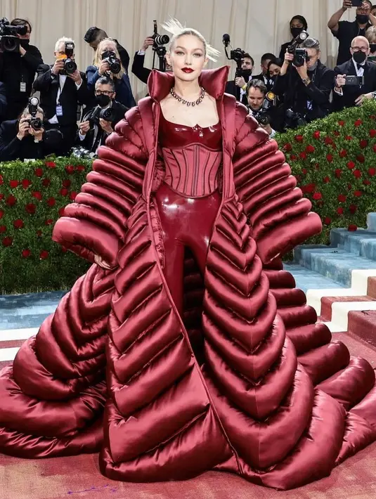 <p>Tampil dramatis mengenakan catsuit vinyl merah dengan puffy coat, sayangnya penampilan Gigi Hadid disebut lebih cocok untuk VMA dibandingkan Met Gala yang mengusung tema Gilded Glamour. Bagaimana menurutmu, Sahabat Fimela? (Instagram/metgalaofficial).</p>