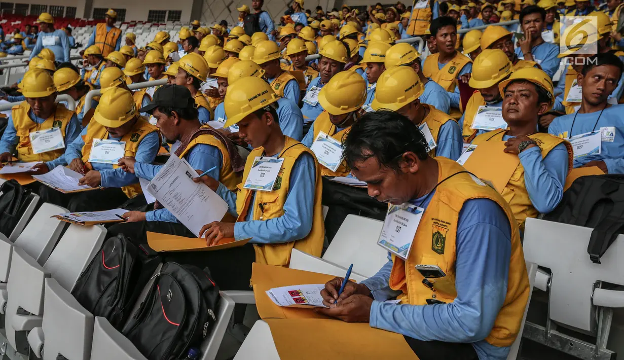 Pekerja mengikuti sertifikasi massal tenaga kerja konstruksi terampil tahap III di Gelora Bung Karno, Jakarta, Rabu (18/10). Kementerian PUPR melakukan sertifikasi massal terhadap 9.065 tenaga kerja di bidang konstruksi. (Liputan6.com/Faizal Fanani)