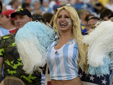 Seorang wanita suporter Argentina memberikan semangat pada timnya saat laga final piala dunia, Senin (14/7/14). (AFP PHOTO/JUAN MABROMATA)