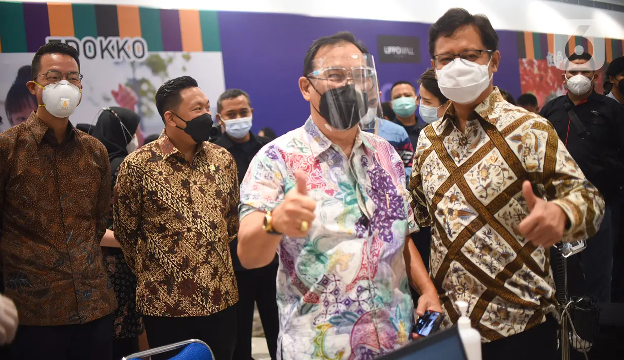 Menteri Kesehatan, Budi Gunadi Sadikin dan warga acungkan ibu jari ketika vaksinasi untuk Lansia di Lippo Mall Puri, Jakarta, Selasa (9/3/2021). Lippo Malls, Siloam Hospitals Group dan Kemenkes gelar vaksin lansia dengan merealisasikan target nasional 1 juta vaksinasi per hari. (Liputan6.com/Pool)