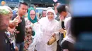 Resmi menjadi sepasang suami-istri, Nani Wijaya dan Ajip Rosidi tampak bahagia. Terlebih pasca keduanya melangsungkan akad nikah di Minggu pagi (16/4/2017) pukul 09.30 WIB.  (Adrian Putra/Bintang.com)