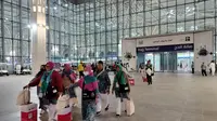 Jemaah haji kelompok terbang (Kloter) 38 Embarkasi Jakarta Bekasi (JKS-38) menjadi kloter pamungkas yang mendarat di Bandara Internasional Amir Mohammed bin Abdul Aziz (AMAA), Madinah. (Nafiysul Qodar/Liputan6.com)