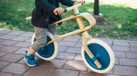 Ilustrasi sepeda anak tanpa pedal. (Photo by Jordan Sanchez on Unsplash)