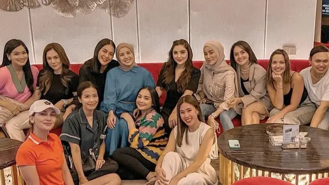 Outfit Nia Ramadhani Perdana Nongkrong dengan Geng Cendol