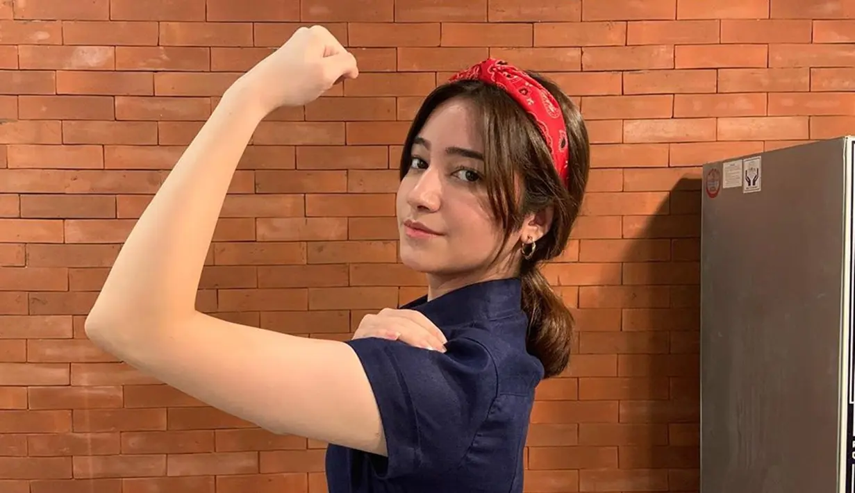Menggunakan kemeja berwarna biru dengan bando merah, model sekaligus aktris ini bergaya bak Rossie de Riverter.  Penampilannya terlihat mirip dengan Rossie de Riverter ya? (Liputan6.com/IG/@danniasalsabilla)