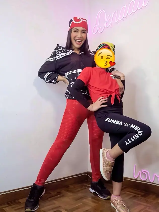 6 Potret Denada saat Latihan Zumba, Jadi Instruktur di KBRI Singapura