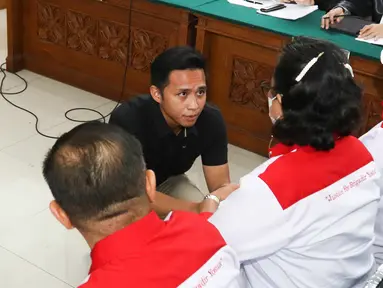 Terdakwa kasus pembunuhan Brigadir Yoshua, Richard Eliezer Pudihang Lumiu meminta maaf kepada orang tua korban Samuel Hutabarat (kanan) dan Rosti Simanjuntak (kedua kanan) sebelum mengikuti sidang lanjutan di PN Jakarta Selatan, Jakarta, Selasa (25/10/2022). Sidang itu beragenda mendengarkan keterangan saksi diantaranya saksi pelapor Kamaruddin Simanjuntak, kedua orang tua korban Samuel Hutabarat dan Rosti Simanjuntak serta pacar korban Vera Simanjuntak. (Liputan6.com/Faizal Fanani)