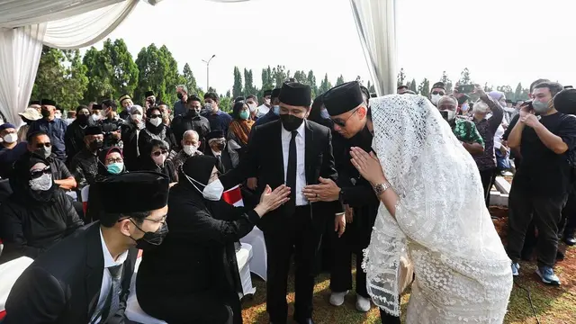 Agus Harimurti Yudhoyono ikut mengantar mendiang Hermanto Dardak ke tempat peristirahatan terakhir (https://www.instagram.com/p/ChgzmM3vDKB/)