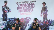 Dua pebalap Monster Energy Yamaha, Alex Rins (kiri) dan Fabio Quartararo, saat mengunjungi SMAN 2 Mataram, Kota Mataram, Nusa Tenggara Barat (NTB), Rabu (1/10/2025). (Bola.com/M Iqbal Ichsan)