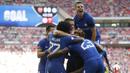 Para pemain Chelsea merayakan gol yang dicetak Victor Moses ke gawang Arsenal  pada laga Community Shield di Stadion Wembley, London, Minggu (6/8/2017). Arsenal berhasil menang 4-1 melalui adu penalti atas Chelsea. (AP/Frank Augstein)