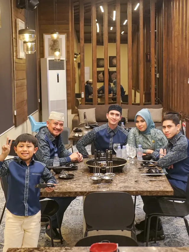 6 Potret Verrell Bramasta Dampingi Ibu Sambung Dilantik Sebagai DPRD Kabupaten Bogor