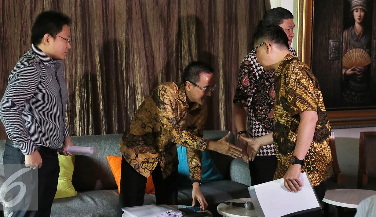 Kuasa hukum, Harry Ponto bersalaman dengan Dealer Principle Irawan Gozali usai konferensi pers di Jakarta, Senin (27/6). Tiga puluh satu dealer melayangkan surat somasi dan tuntutan ganti rugi sekitar Rp 1 triliun. (Liputan6.com/Herman Zakharia)