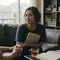 7 Kebiasaan Perempuan Dewasa yang Fatherless, Pahami Lebih Dalam