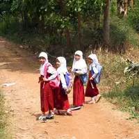 Guru-guru di sekolah di Jawa Timur ini sudah ikhlas dibayar pakai rengginang dan hasil pertanian lain demi cerdaskan anak bangsa