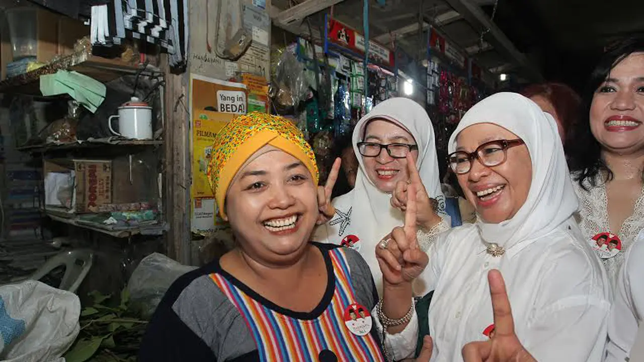 Blusukan di Pasar Solo, Istri Hatta Rajasa Bagi Atribut Kampanye