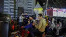 Fanous bukan hanya dekorasi, tetapi simbol budaya yang memperindah suasana malam Ramadan di Mesir. Tampak dalam foto, seorang pria Mesir mengendarai sepeda motor membawa lentera tradisional, yang dikenal secara lokal sebagai 'Fanous Ramadan', di kawasan kota tua Kairo pada Kamis 12 Februari 2026. (Khaled DESOUKI/AFP)