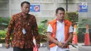 Staf Kemenpora Eko Triyanto (kanan) tiba di Gedung KPK, Jakarta, Rabu (23/1). KPK menetapkan lima tersangka terkait kasus dugaan suap dan gratifikasi dana hibah dari Kemenpora ke KONI. (Merdeka.com/Dwi Narwoko)