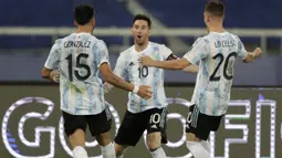 Pada menit ke-33, perjuangan Argentina akhirnya membuahkan hasil. Messi sukses memecah kebuntuan lewat tendangan bebasnya yang menghujam ke sudut kiri atas gawang Chile. Argentina unggul 1-0 atas Chile. Keunggulan ini berakhir hingga peluit akhir babak pertama dibunyikan. (Foto: AP/Silvia Izquierdo)