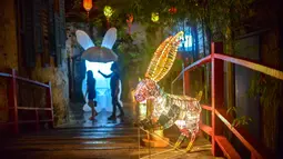 Warga mengunjungi berbagai instalasi seni Jade Rabbit di Kwai Chai Hong, Kuala Lumpur, Malaysia, 25 September 2020. Delapan desain unik instalasi seni Jade Rabbit dipamerkan di Kwai Chai Hong dalam sebuah acara untuk merayakan Festival Pertengahan Musim Gugur mendatang. (Xinhua/Chong Voon Chung)