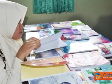 Citizen6, Tulungagung: Seorang siswi sedang melihat beberapa buku ciptaan para siswa MAN 2 Tulungagung. (Pengirim: Muhibuddin)