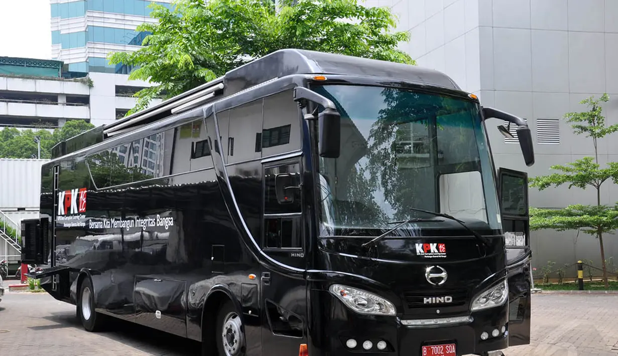 Komisi Pemberantasan Korupsi (KPK) meluncurkan bus anti korupsi di halaman parkir Gedung KPK, Jakarta, (14/10/14). (Liputan6.com/Miftahul Hayat)