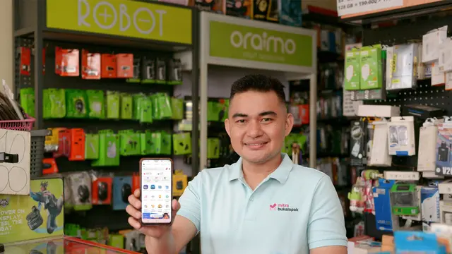 Berkat produk virtual Mitra Bukalapak, Zulfikar, pemilik agen pulsa di Yogyakarta, berhasil mengembangkan kios dengan berbagai layanan pembayaran dan keuangan serta membuka cabang kios baru. (Foto:Bukalapak)
