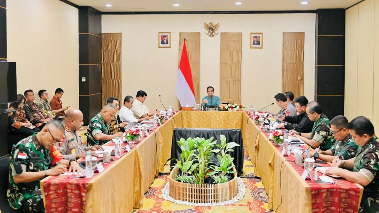 Presiden Joko Widodo atau Jokowi saat menggelar rapat terbatas bersama jajaran pengamanan wilayah Provinsi Papua di Ruang Cendrawasih, Swiss-belhotel Jayapura, Kota Jayapura, Senin 21 Maret 2023.