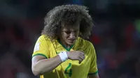Salah satu ekspresi gelandang Brasil David Luiz, pada pertandingan kualifikasi Piala Dunia 2018 melawan Cile, di Santiago, 8 Oktober 2015. Laga itu berakhir 2-0 untuk Cile. (AFP PHOTO / CLAUDIO REYES). 