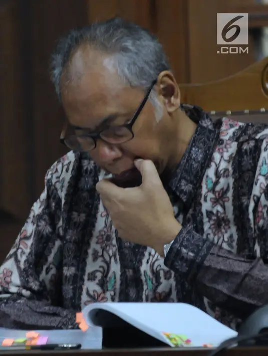 Terdakwa perkara merintangi penyidikan dugaan korupsi E-KTP dengan tersangka Setya Novanto, Bimanesh Sutarjo saat mengikuti sidang lanjutan di Pengadilan Tipikor, Jakarta, Senin (16/4). Sidang mendengar keterangan saksi. (Liputan6.com/Helmi Fithriansyah)